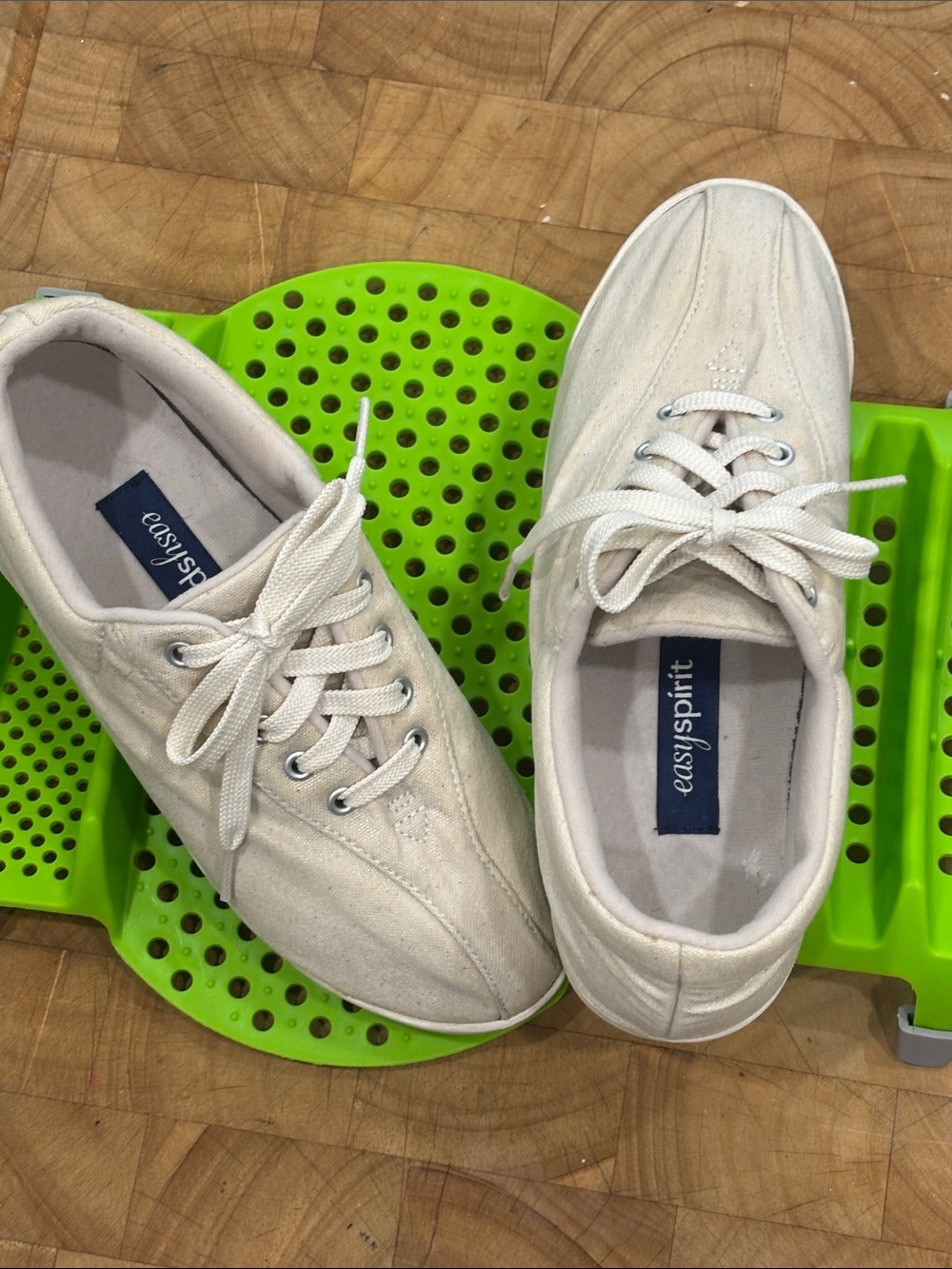Easy Spirit ladies White Canvas Lace-Up Sneakers